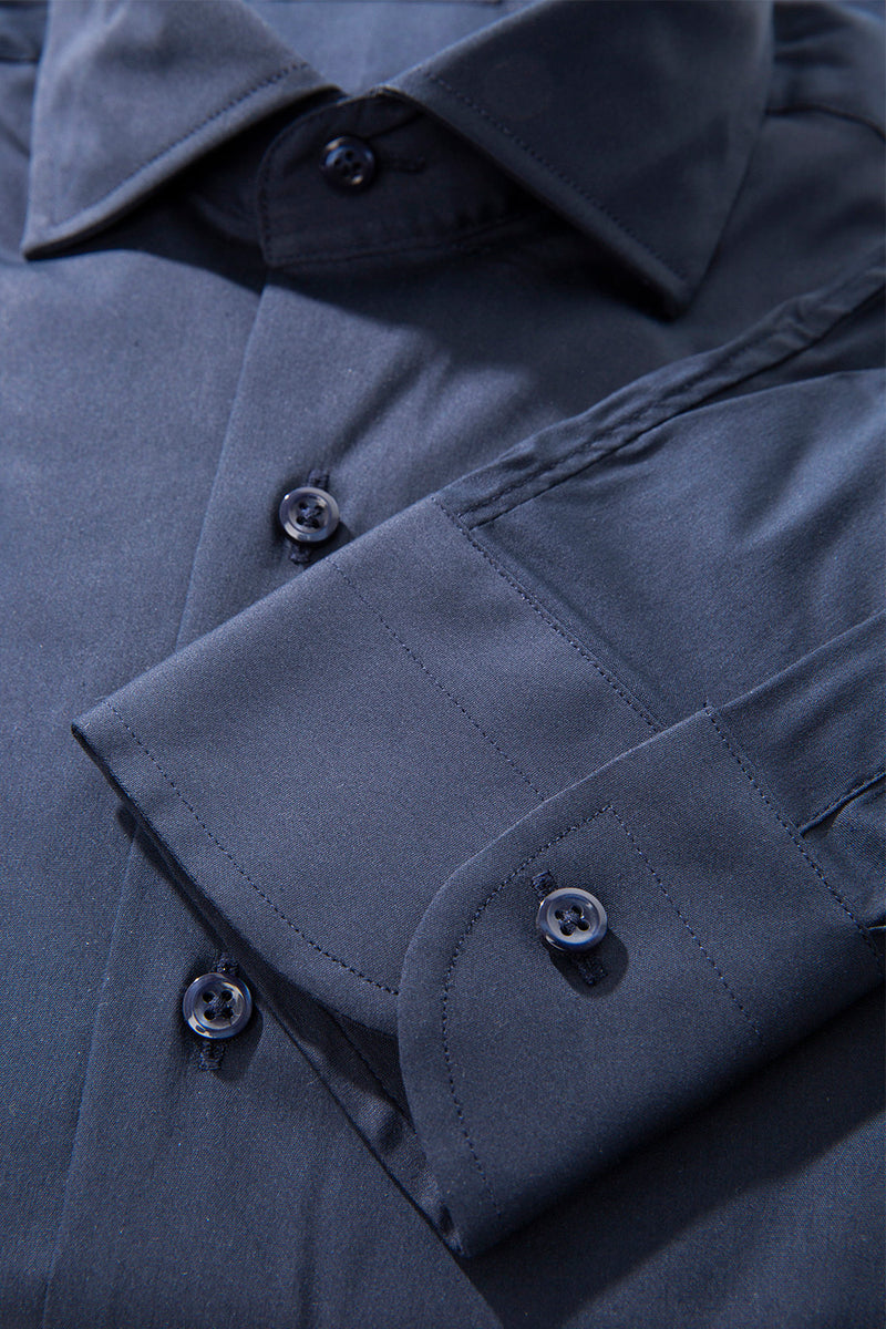 Basic-Hemd aus blauem Satin
